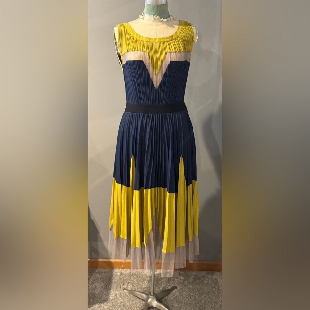 BCBGMAXAZRIA Pleated Color Block dress women’s size 8